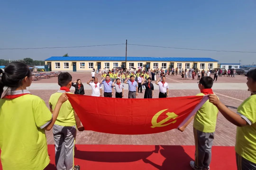 The 215th Sunhope Yehongxia Primary School in Jiguo Village, Daliba Township, Qianguo County, Songyuan City The 215th Sunhope Yehongxia Primary School in Jiguo Village, Daliba Township, Qianguo County, Songyuan City