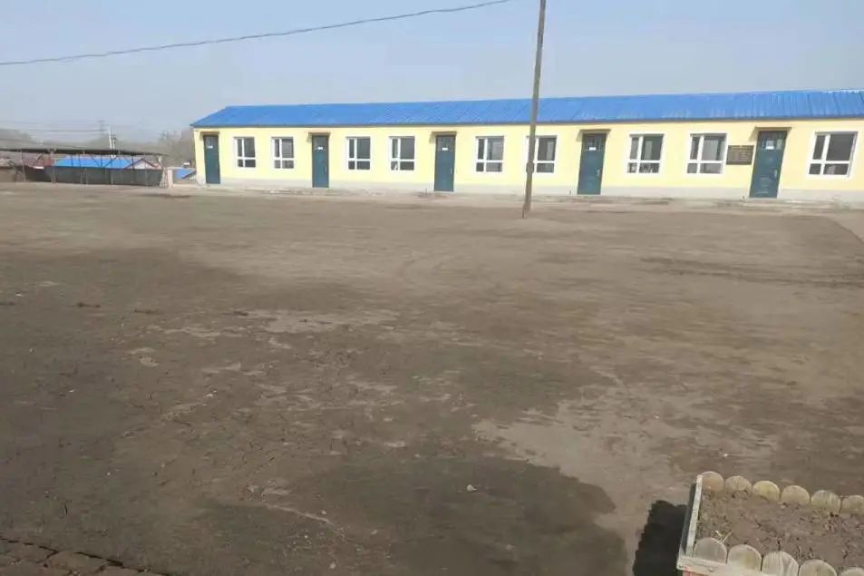The 215th Sunhope Yehongxia Primary School in Jiguo Village, Daliba Township, Qianguo County, Songyuan City The 215th Sunhope Yehongxia Primary School in Jiguo Village, Daliba Township, Qianguo County, Songyuan City